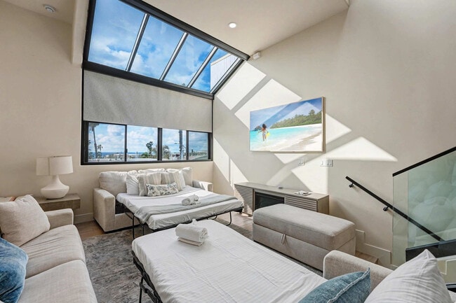 Building Photo - 357 Playa Del Sur St