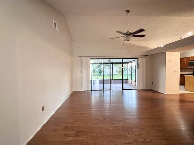 Building Photo - Spacious 3 bedroom 2 bath 2 car garage hom...