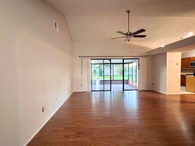 Foto del edificio - Spacious 3 bedroom 2 bath 2 car garage hom...