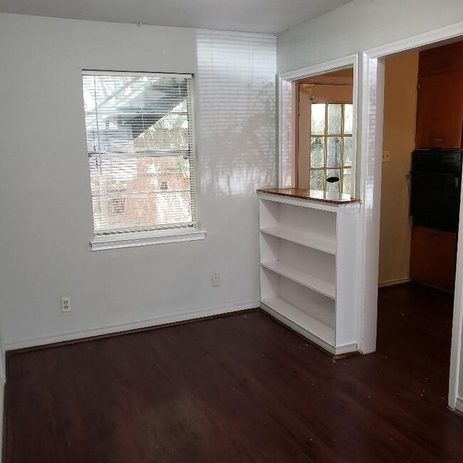 Building Photo - 400 Oak Dr