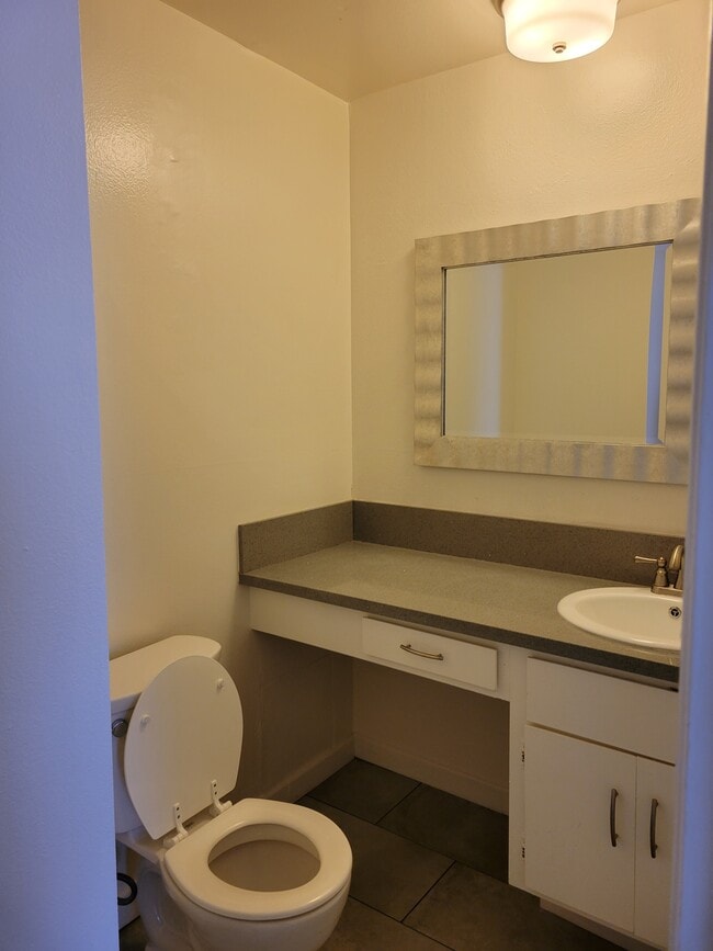 Guest Bath - 28151 Highridge Rd