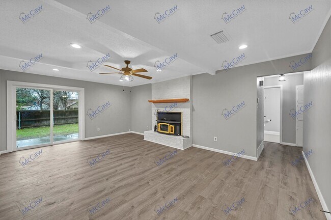 Building Photo - 3/2 w/ Modern Updates in Fort Worth!