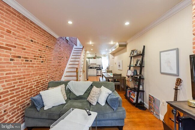 Building Photo - 927 S Kenwood Ave