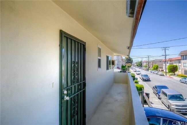 Balcony - 13508 Doty Ave