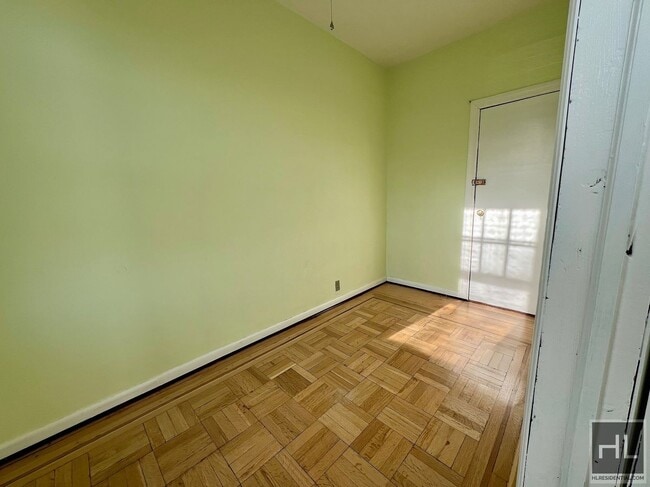 Foto del edificio - 3.5BR 2BA Massive Townhouse w/ Sunroom & Optional Private Parking In Maspeth