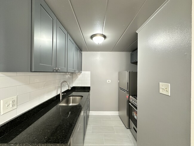 Building Photo - 9620 Ivanhoe Ave