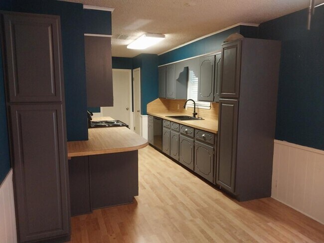 Building Photo - 4600 Sunnyside Dr
