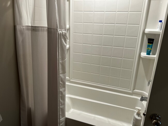 Shower/Tab - 18719 McClellan Cir