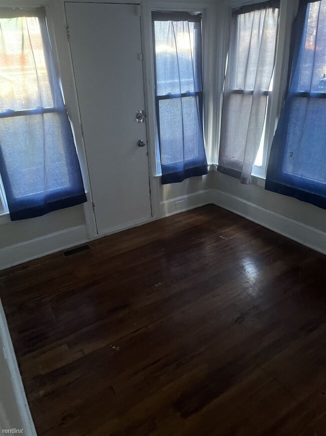 Building Photo - 4 br, 1.5 bath Duplex - 424 Piper Blvd