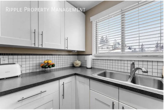 Building Photo - SPACIOUS 2 BEDS, 1.5 BATHS TOWNHOUSE | Massive Master Suite & Direct Green Space Access