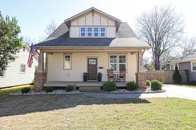 Foto del edificio - (Coming Soon) Immaculate Bungalow in Plaza...