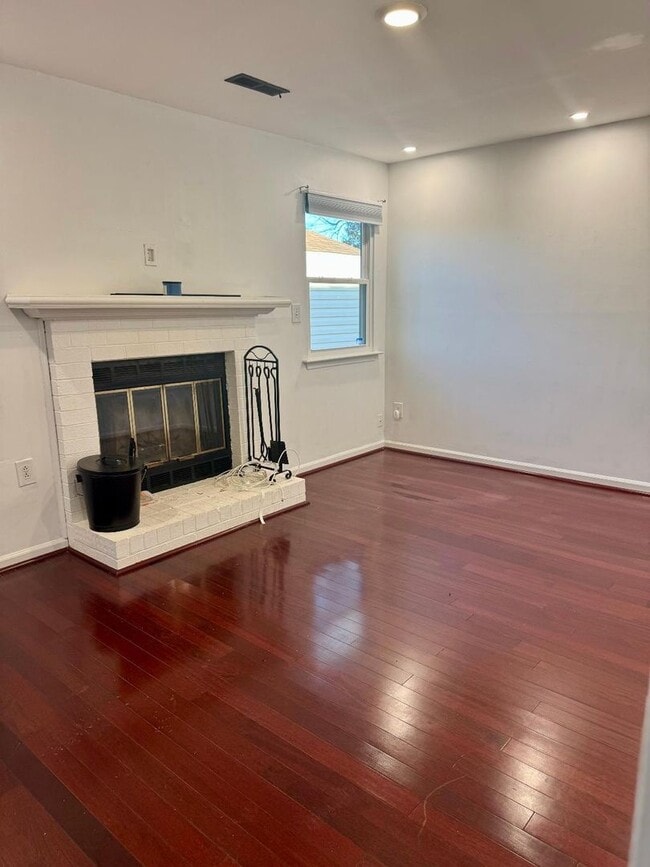 Building Photo - Nice 4 Bedroom 2.5 Bath home.