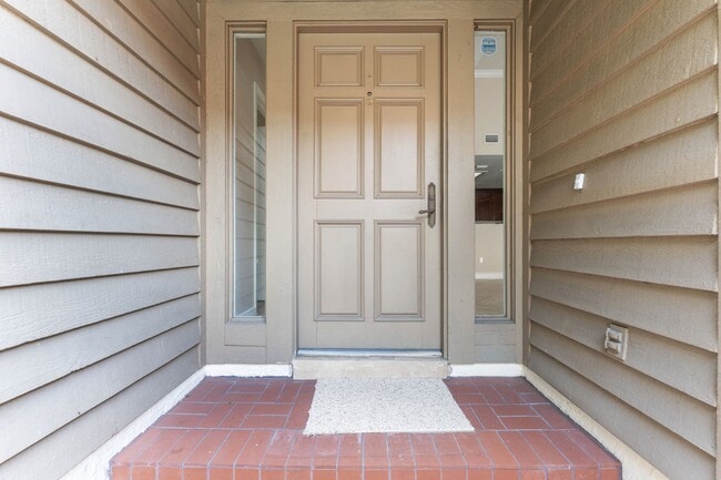 Building Photo - Stunning 3 BR/2 BA/2 Garage Single Family Home in  highly sought-after Sweetwater Oaks!