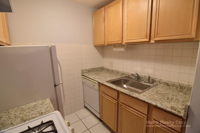 Building Photo - 141 Kenrick St