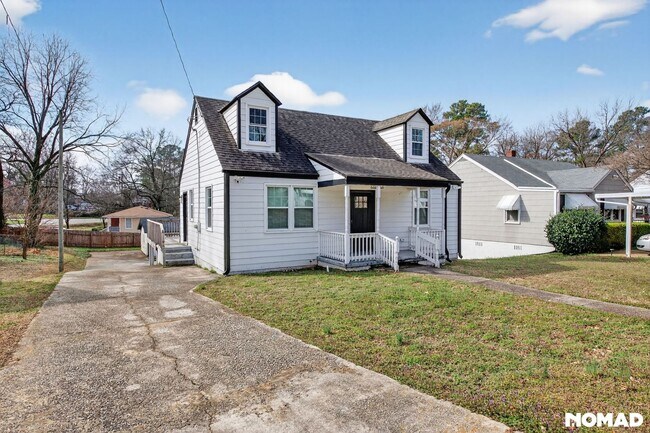 Building Photo - Charming Duplex 2BR + Upstairs 1BR Studio