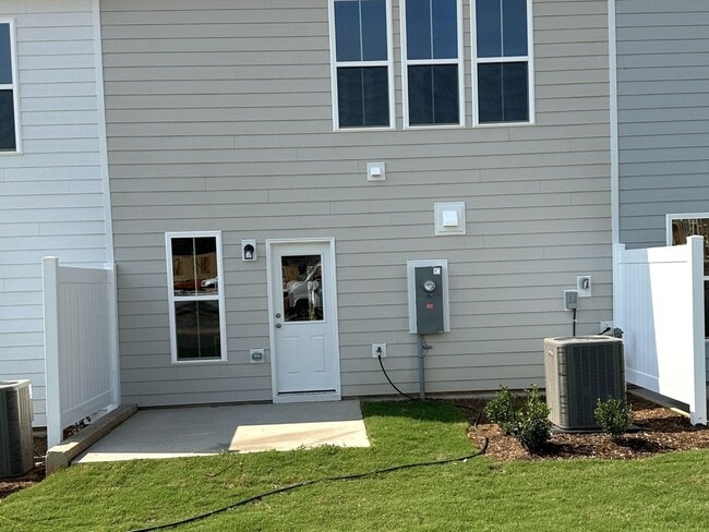 Building Photo - 556 Glen Clova Dr