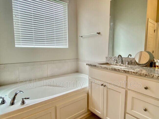 Foto del edificio - 8103 Stonelake Cir Ave E