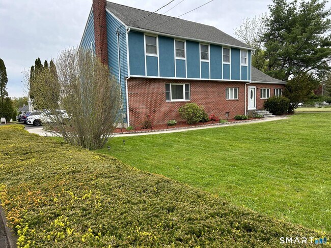 Foto del edificio - 890 Daniels Farm Rd