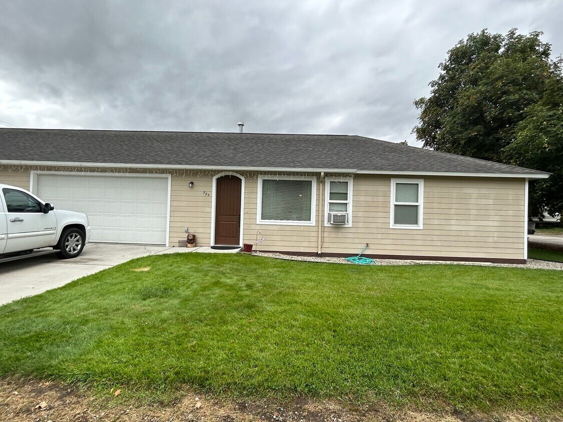 Foto principal - 2 bed 1.5 bath home