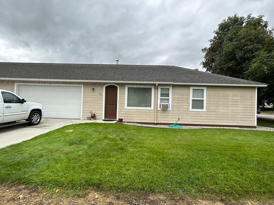 Primary Photo - 2 bed 1.5 bath home