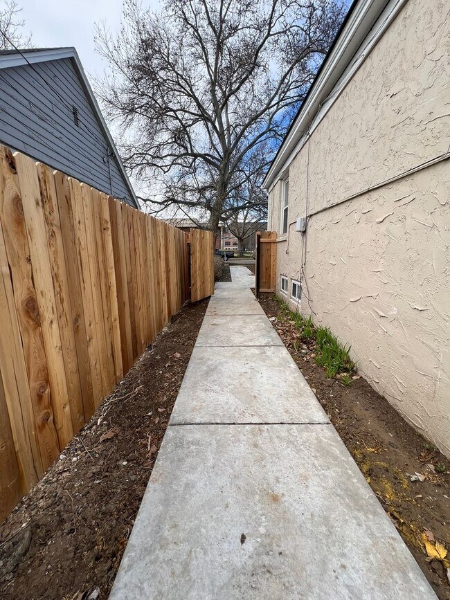 Building Photo - Cleveland Duplex