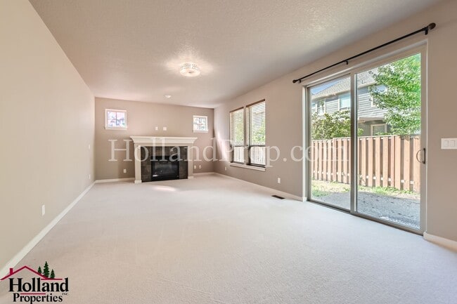 Building Photo - Gorgeous & Spacious Home 4 beds 2.5 bath!!...