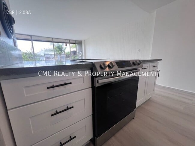 Building Photo - Spacious 2-bedroom, 2-bath corner unit loc...