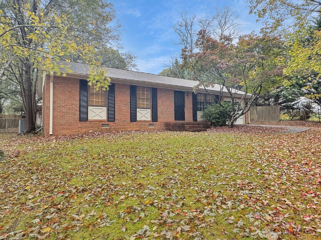 Foto principal - Charming 3-Bedroom Brick Ranch with Large ...