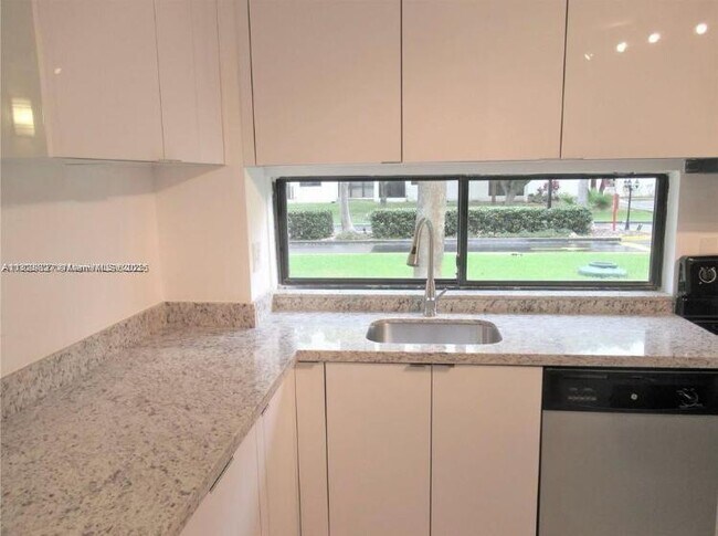 Foto del edificio - 17021 N Bay Rd