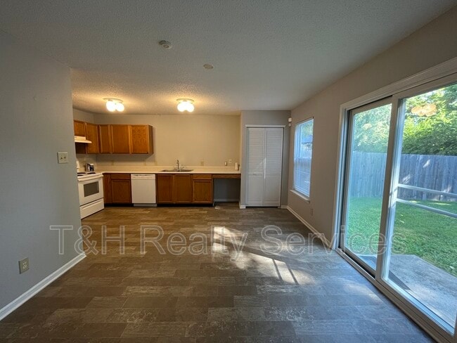 Building Photo - 2029 Dutch Elm Dr