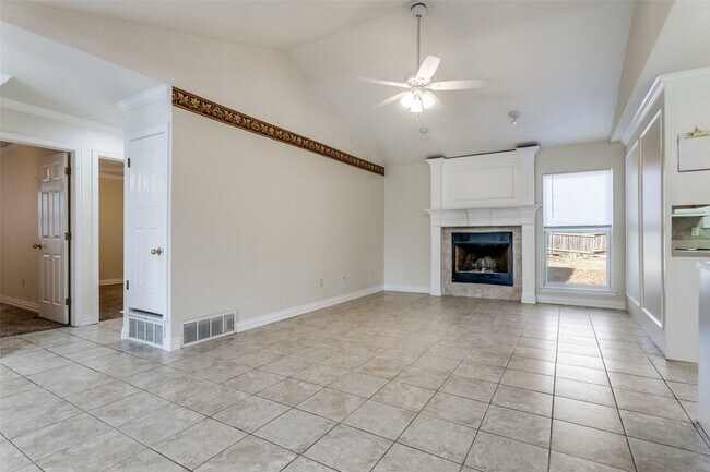 Building Photo - 719 Koen Ln