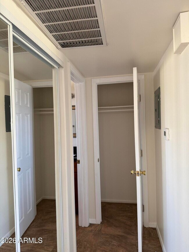 Foto del edificio - 7001 E Wilshire Dr