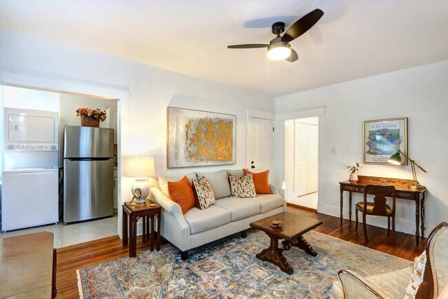 Building Photo - 306 E Victory Dr