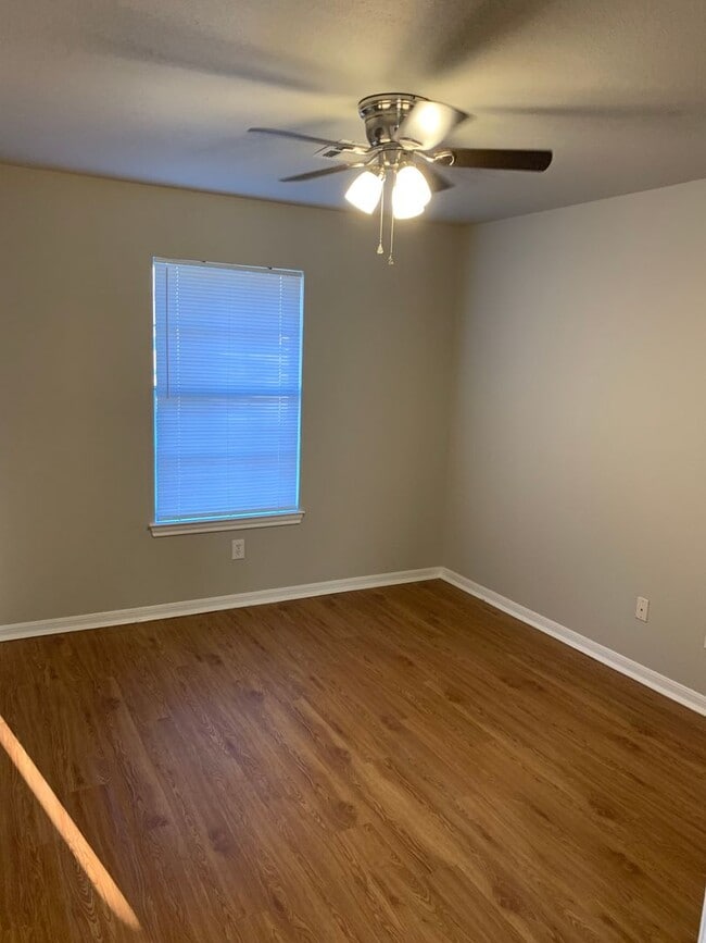 Building Photo - 3 bedroom 2 bath with Garage