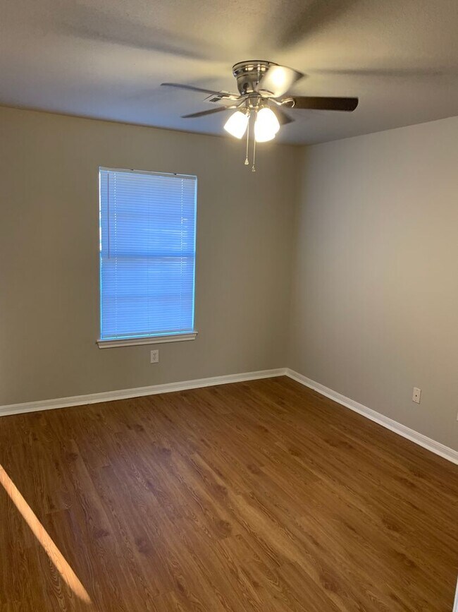 Foto del edificio - 3 bedroom 2 bath with Garage