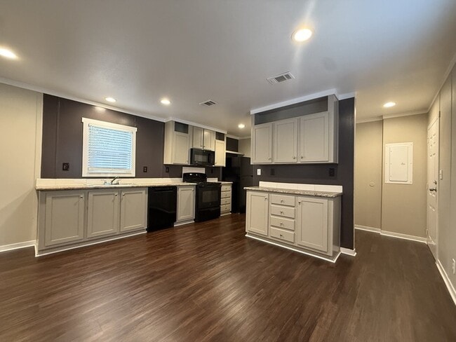 Building Photo - 113 Lillian St