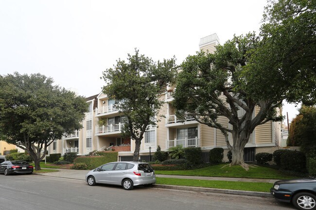 Foto del edificio - 1646 Greenfield Ave