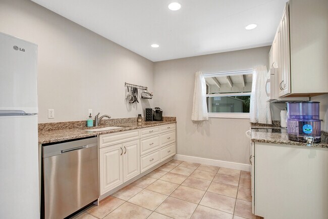 Building Photo - 6507 Bayshore Blvd