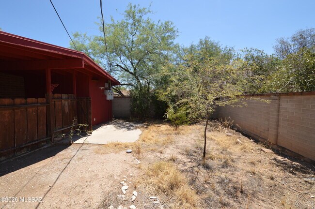 Building Photo - 3529 E Florence Dr