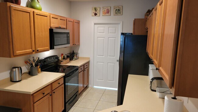 Building Photo - SEASONAL ONLY  3 bedroom, 2 1/2 bath townh...