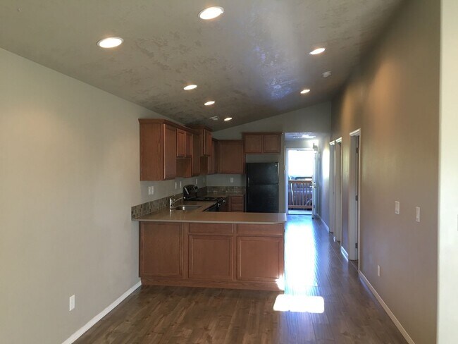 Building Photo - 2 Bedroom / 1 Bath Single Level Duplex in ...