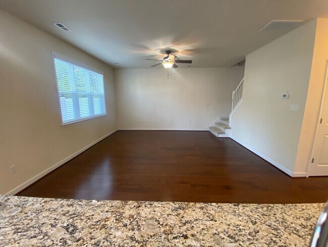 Foto del edificio - Spacious & Updated 3BR/3BA Home Near Shopping & Interstate Access!