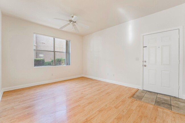 Foto del edificio - Move-in ready 2-bedroom 2-bath condo in th...