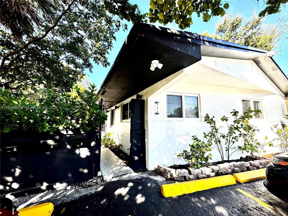Primary Photo - 111 NW 7th Ave