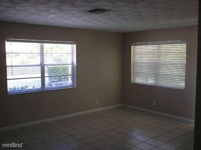 Foto del edificio - 860 NW 10th Terrace