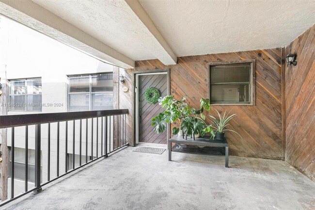 Foto del edificio - 605 Ives Dairy Rd