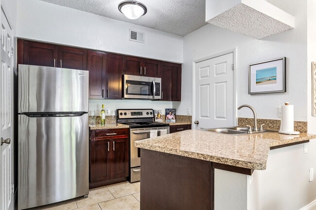 1BR, 1BA - 970SF - Kitchen - Waterford Park Apartment Homes