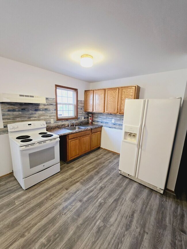 Building Photo - 3BR/1.5BA Cape Cod in an Amenity Filled Co...