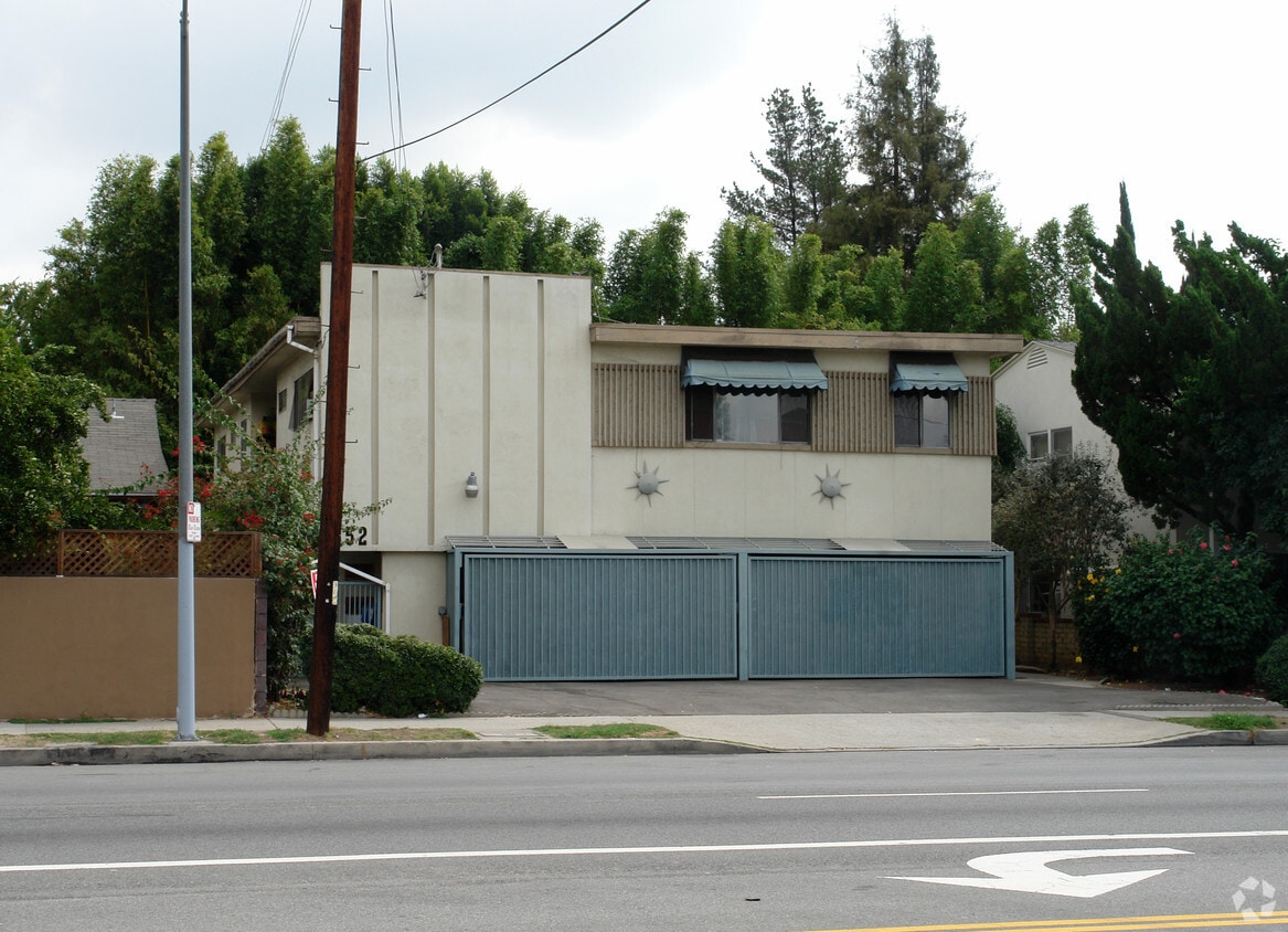 Building Photo - 6152 Woodman Ave