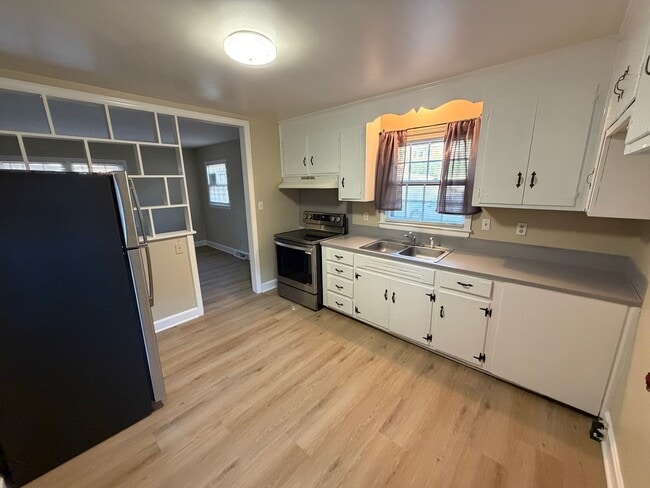 Beautifully Updated Two Bedroom Duplex - Beautifully Updated Two Bedroom Duplex House